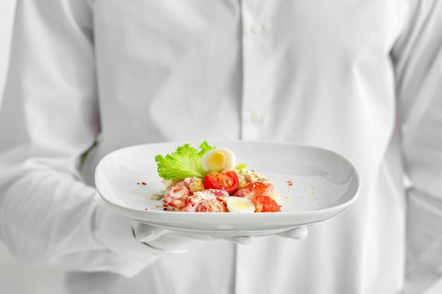 kuchár pripravuje jedlo