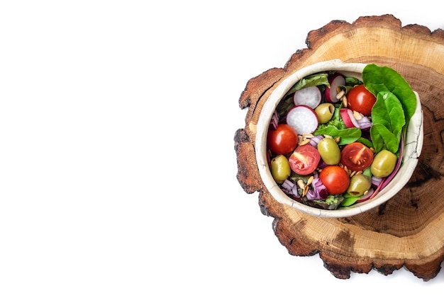 farebná miska so šalátom